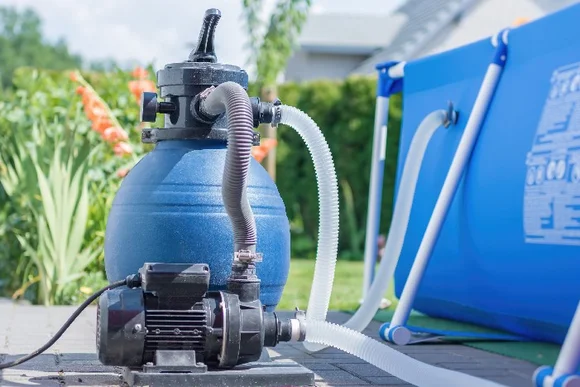 Blaue Poolpumpe mit Filter und Schläuchen